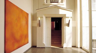 Historischer Eingang der Gründervilla von Convenio Gelsenkirchen mit Holzportal und orangefarbenem Gemälde