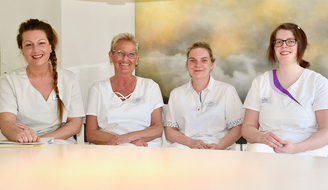 Pflegekräfte von Convenio Gelsenkirchen sitzen gemeinsam am Tisch