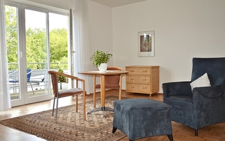 Helles Appartement im Convenio Gelsenkirchen mit Sessel und Balkonzugang