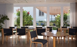 Speiseraum im Convenio Gelsenkirchen mit Blick auf die Terrasse