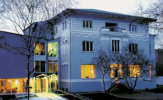 Die beleuchtete Gründervilla von Convenio Gelsenkirchen am Abend