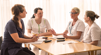 Pflegeteam von Convenio Gelsenkirchen bei einer Besprechung